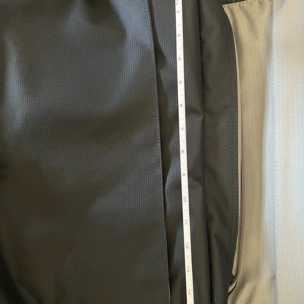 ⭐️ Firm Price ⭐️ New without tags Skyway messenger laptop bag